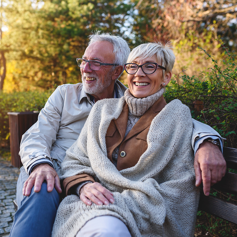 Kurskachel (2 Bestager sitzen auf euner Parkbank)